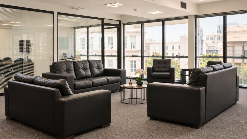 Ambiente de atendimento da CAEMA, com espaços confortáveis e iluminação natural.